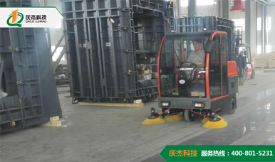 第二機(jī)床廠采購(gòu)慶杰科技的QJ-S2000型駕駛式全自動(dòng)掃地車