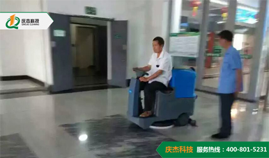 火車站采購(gòu)清潔科技的QJ-X600型駕駛式洗地車