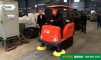 機(jī)械制造公司選購(gòu)慶杰科技的QJ-S1780款駕駛式全自動(dòng)掃地車