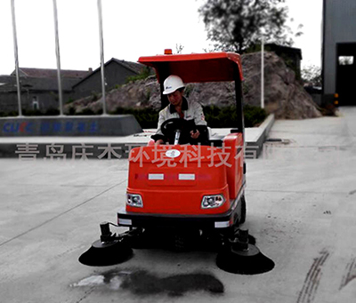 電動(dòng)掃地車(chē)哪家好？選擇電動(dòng)掃地車(chē)的標(biāo)準(zhǔn)是什么？青島掃地車(chē)廠家
