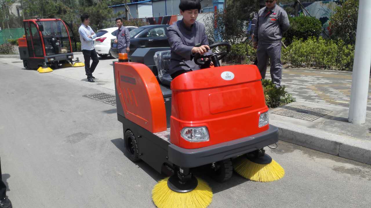 促使電動(dòng)掃地車快速發(fā)展的原因