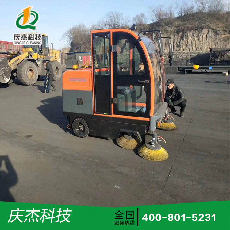 雷雨天氣，可以使用電動(dòng)掃地車嗎？